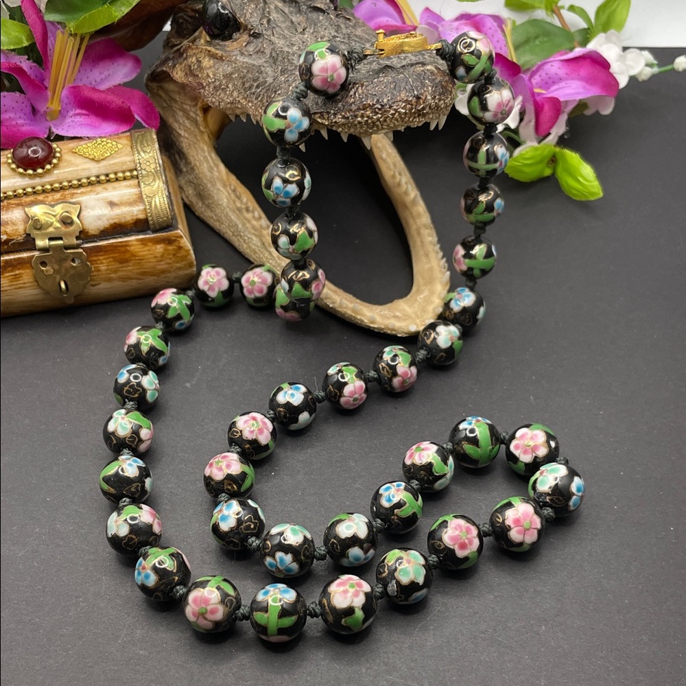Hand Painted enamel beaded necklace vintage B56